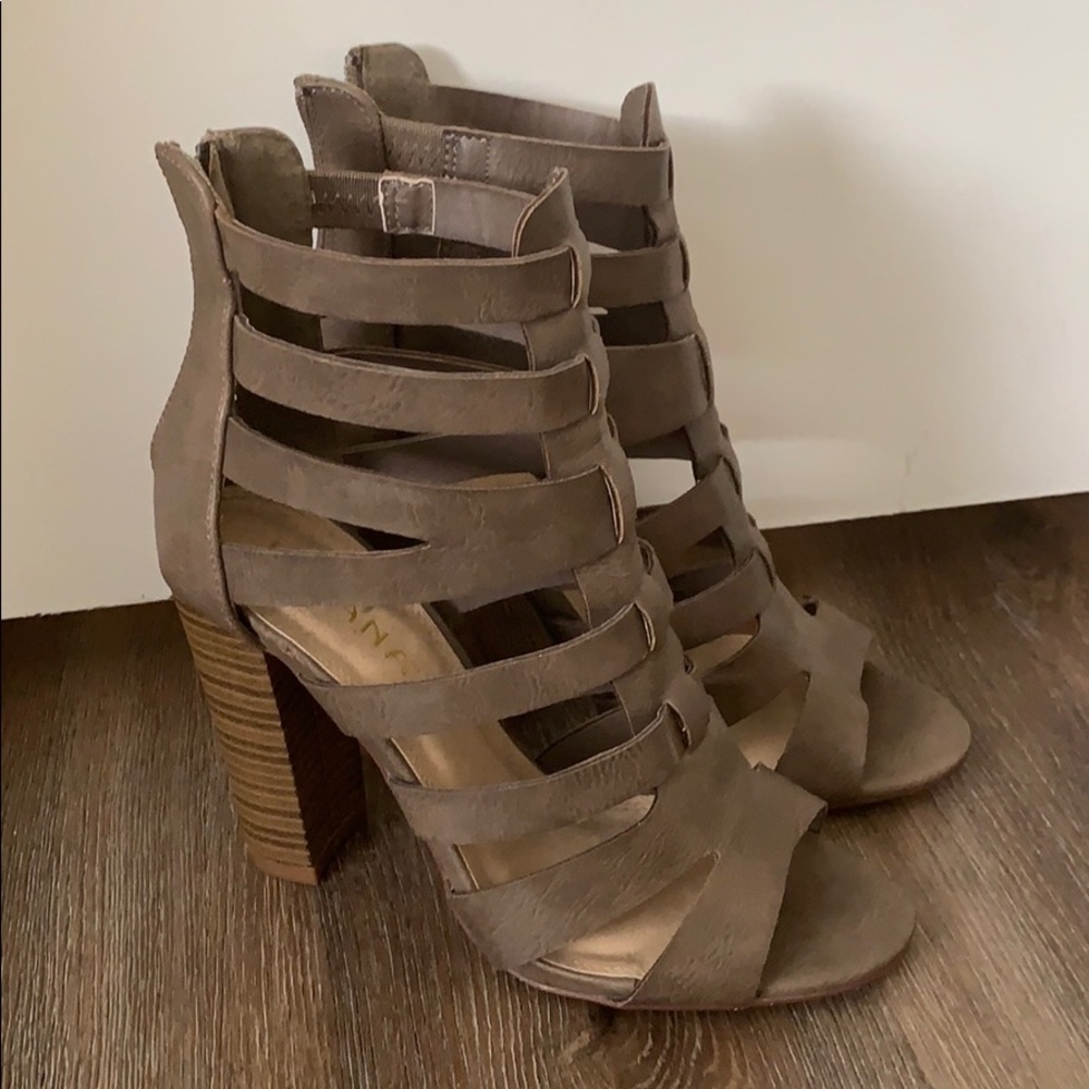Liliana brownish/grayish strappy heel